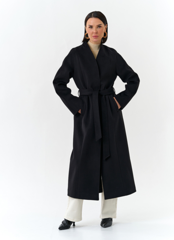 Женское пальто черного цвета с поясом