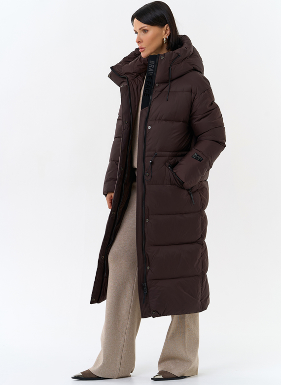 Женский пуховик коричневого цвета с капюшоном