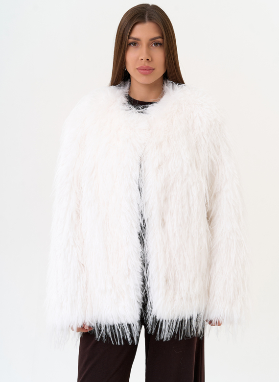 Женская шуба под эко страуса белого цвета
