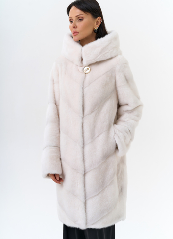 Светлая норковая шуба с капюшоном