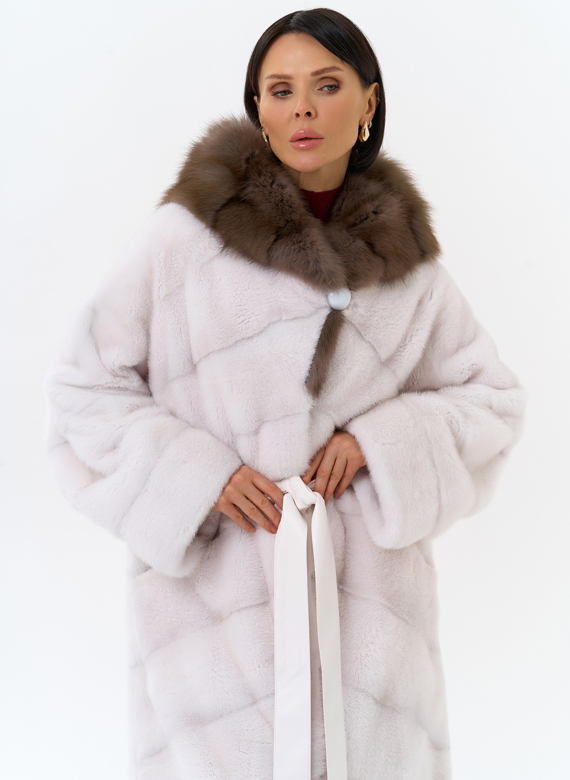 Белая шуба из меха норки с капюшоном из меха куницы