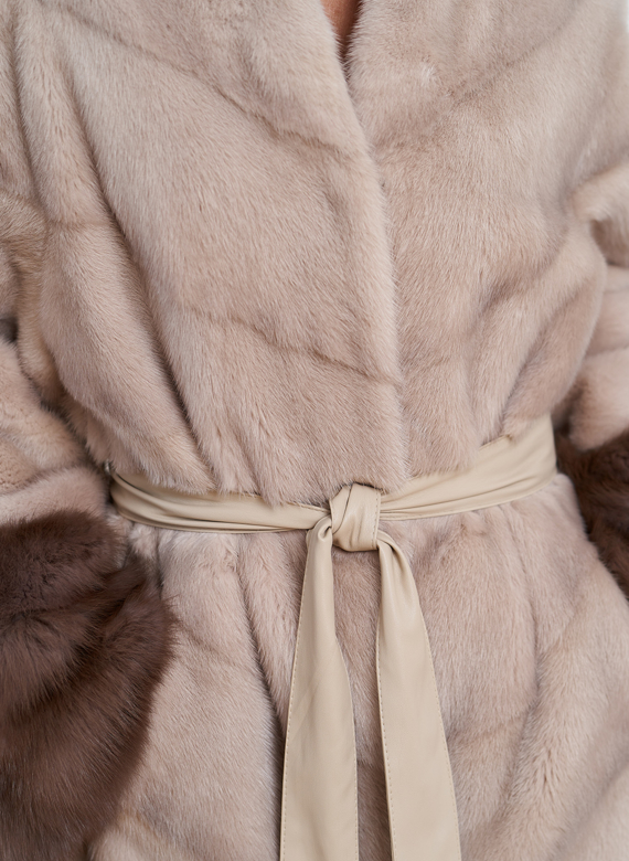 Женская шуба из меха норки с отделкой из меха куницы