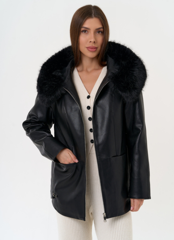 Женская утепленная куртка из эко кожи с капюшоном из эко меха