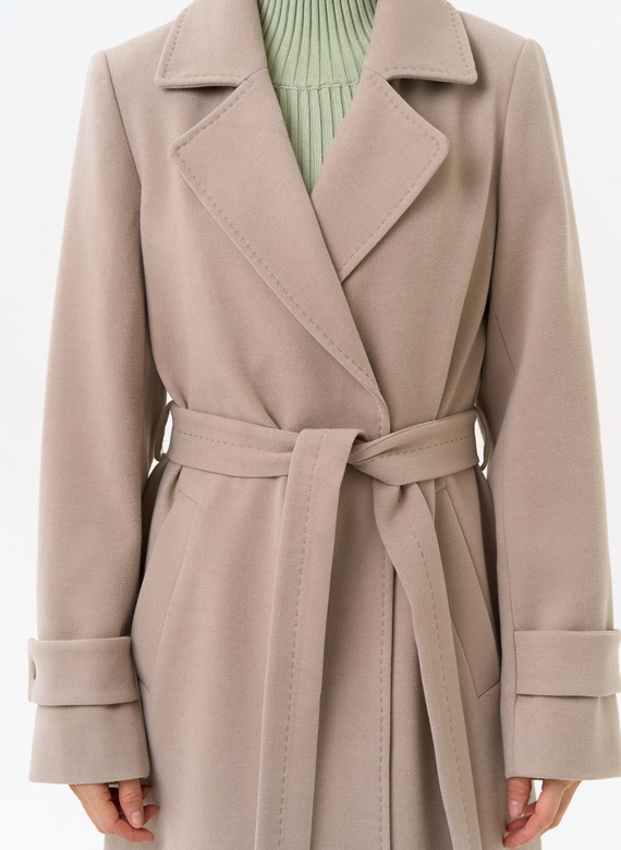 Женское пальто с английским воротником