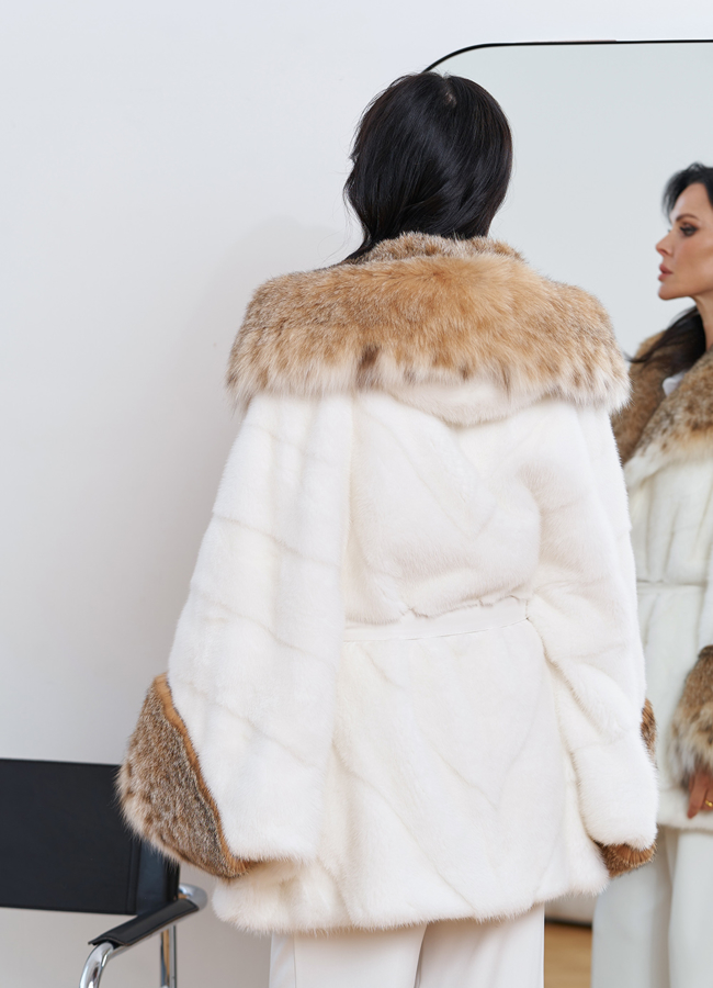 фото Женская белая шуба из меха норки с отделкой из меха рыси модель № 29231