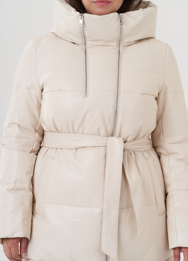 Пуховик из эко кожи молочного цвета с капюшоном модель № 25711 универмаг малина