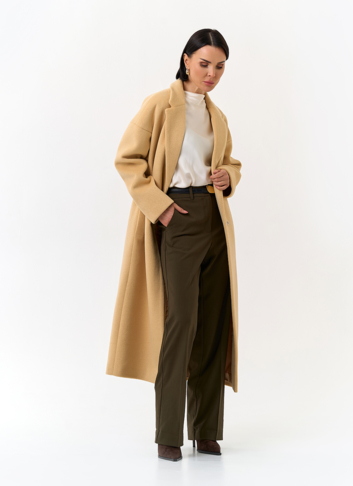 Женское пальто с английским воротником