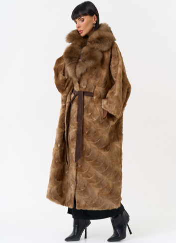 Женская шуба из меха норки с воротником их меха песца