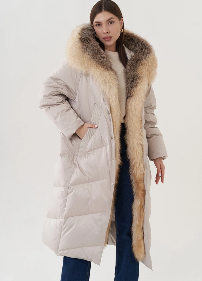 Пуховик с отделкой капюшона из меха лисы модель № 26074 универмаг малина
