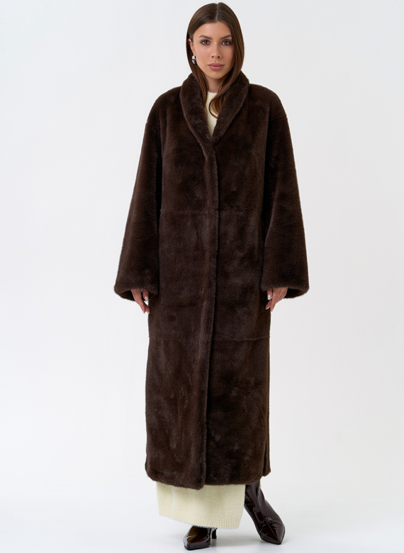 Длинное пальто из эко меха с декоративным поясом