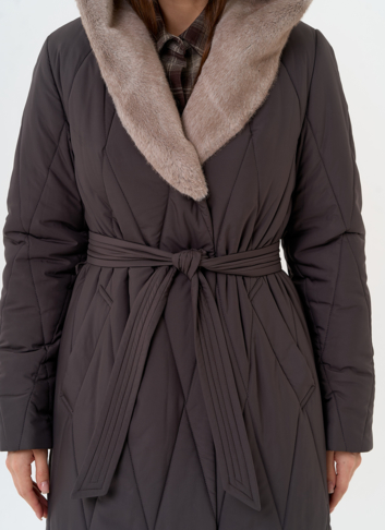 Женское пальто с капюшоном из эко меха