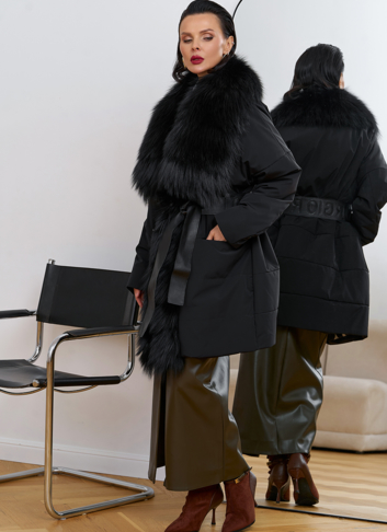 Женское зимнее полупальто черного цвета с мехом лисы