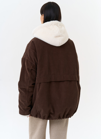 Женская утепленная куртка с отделкой из эко меха