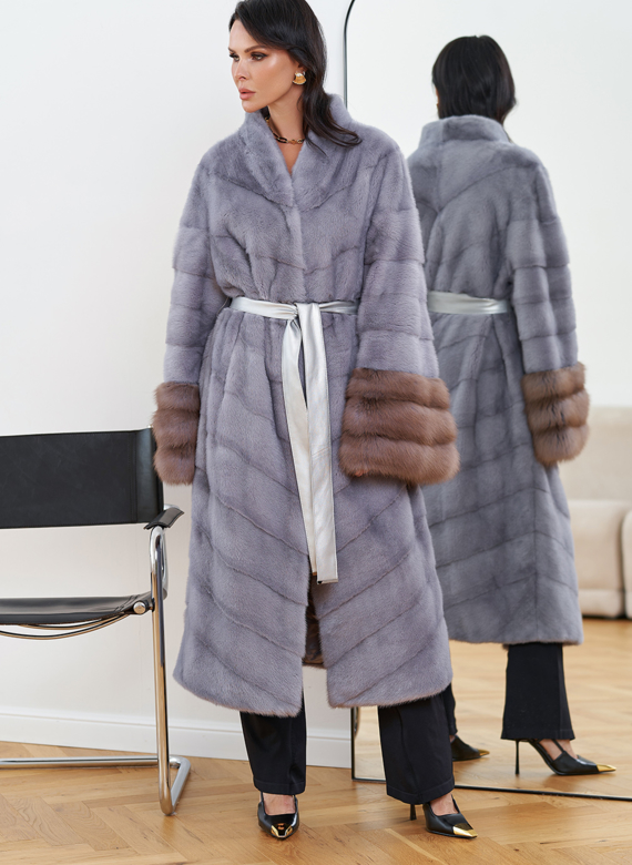 Женская шуба из меха норки с отделкой из меха куницы