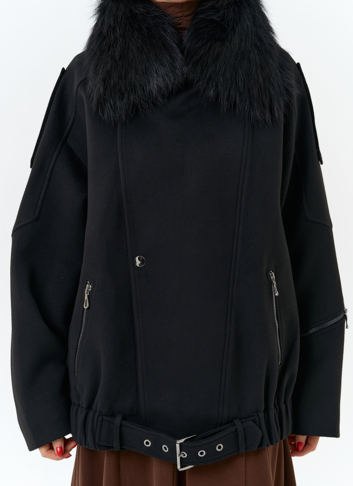 Женское укороченное пальто с отделкой из меха лисы