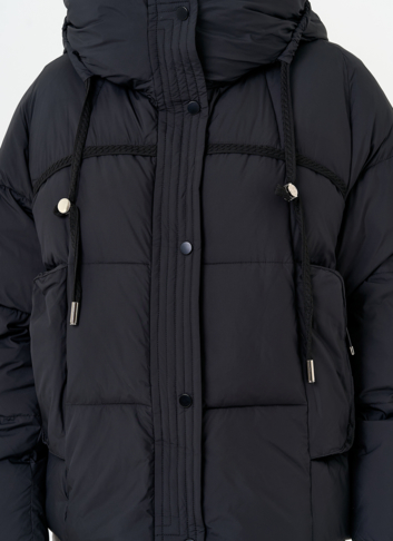 Женский пуховик черного цвета с капюшоном