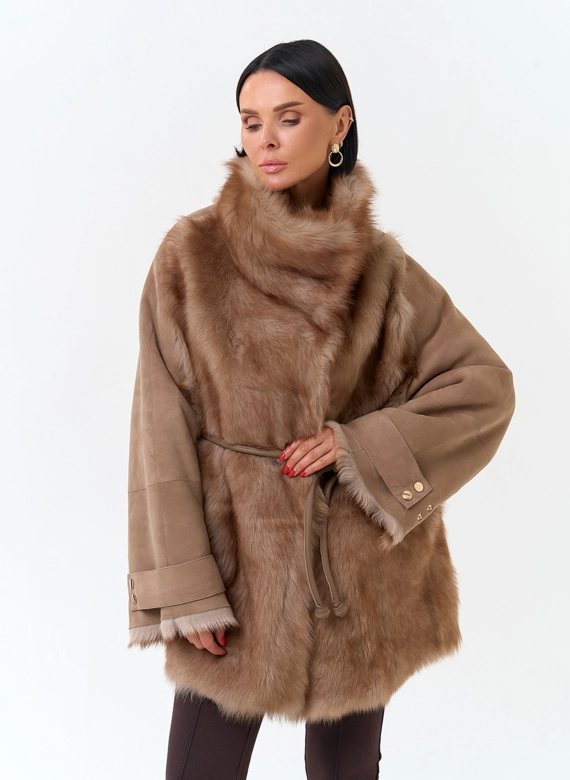 Женская дубленка из натурального меха с воротником стойкой фото