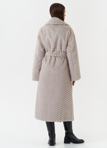 Женское пальто из эко меха с поясом