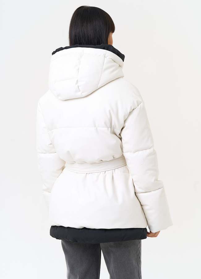 Белый пуховик из эко кожи с поясом модель № 30727 в кредит