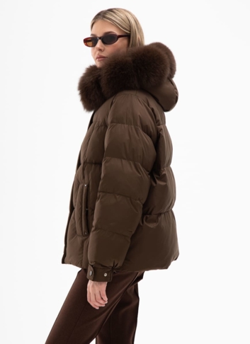 Короткий пуховик с капюшоном из меха песца